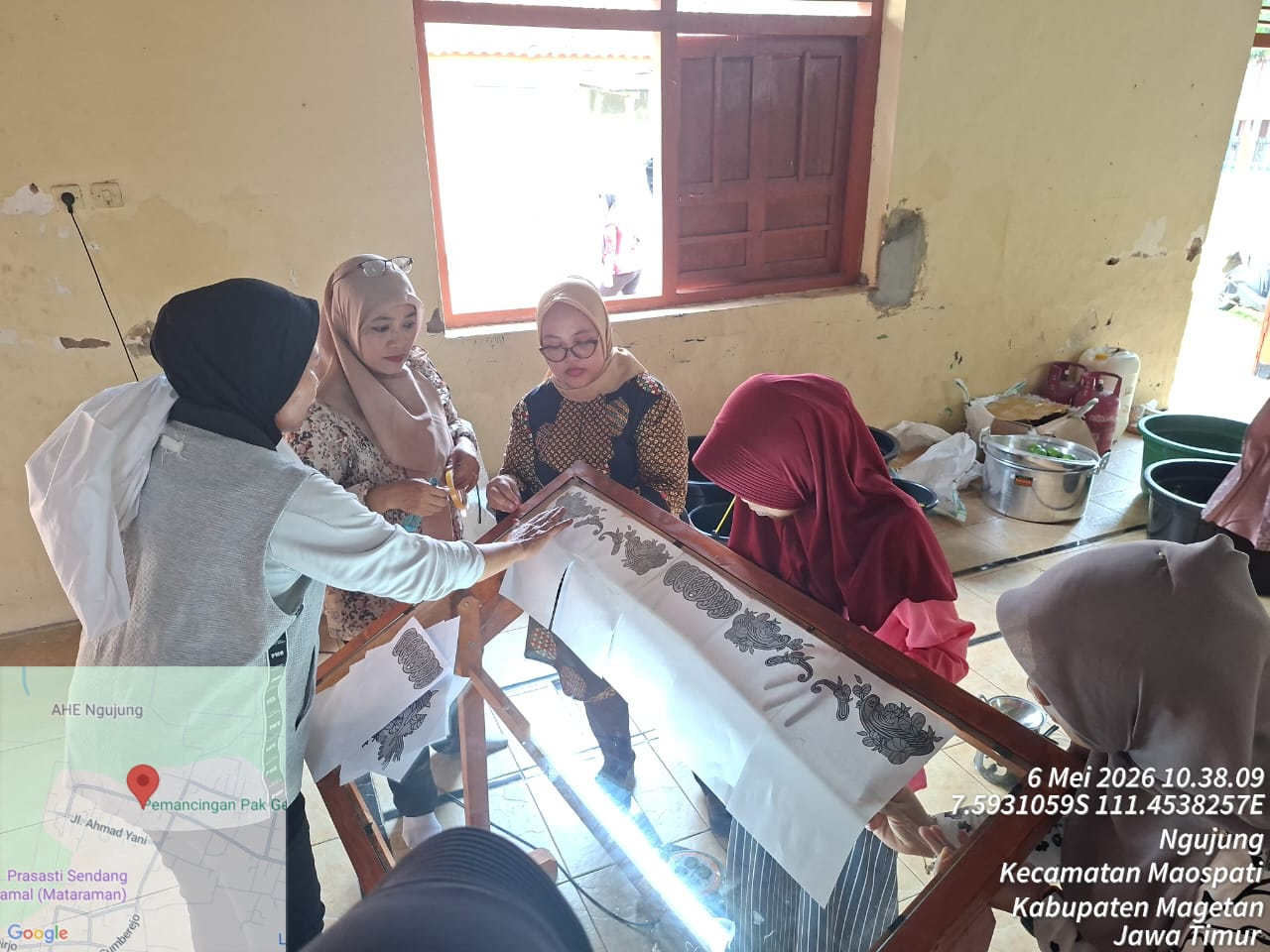 PELATIHAN MEMBATIK DI BALAI DESA NGUJUNG RESMI DIBUKA, IBU-IBU ANTUSIAS BELAJAR BATIK CETAK DAN TULIS