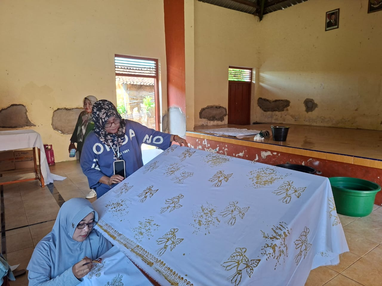 SEMANGAT IBU-IBU DESA NGUJUNG WARNAI HARI KEDUA PELATIHAN MEMBATIK
