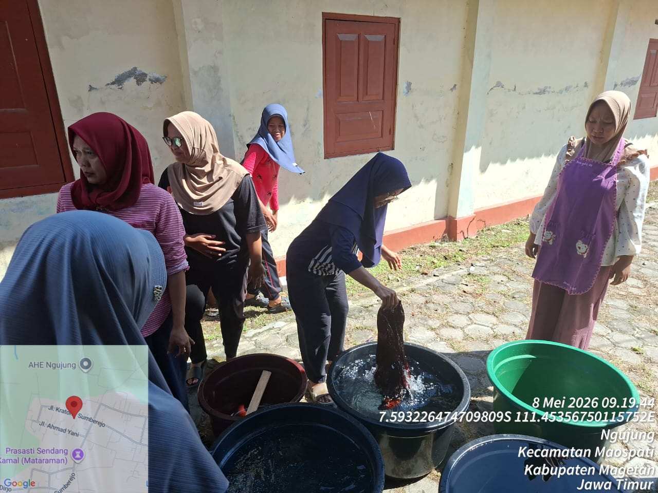 SENTUHAN AKHIR PENUH MAKNA WARNAI HARI TERAKHIR PELATIHAN MEMBATIK DESA NGUJUNG