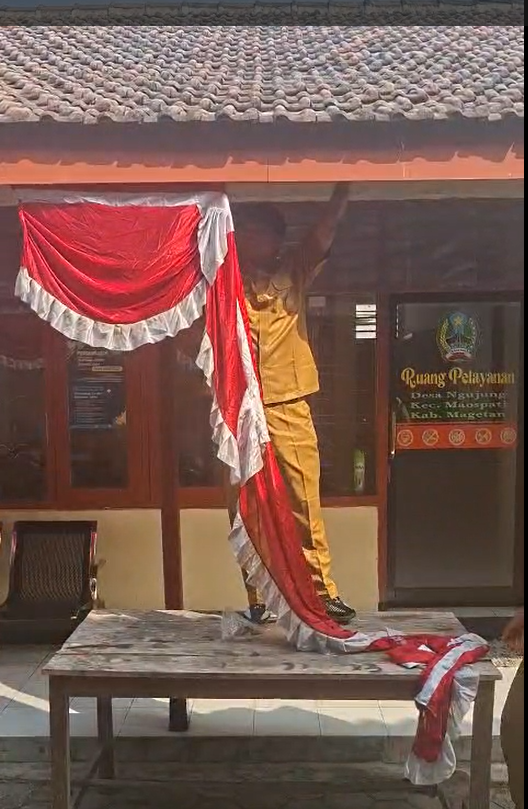 PERSIAPAN HUT RI KE-80, KANTOR DESA NGUJUNG MULAI BERBENAH SAMBUT HARI KEMERDEKAAN
